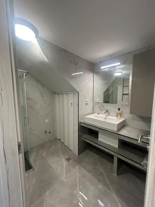 Luxury Apt 5Min To Metro Nikaia Пирей Экстерьер фото