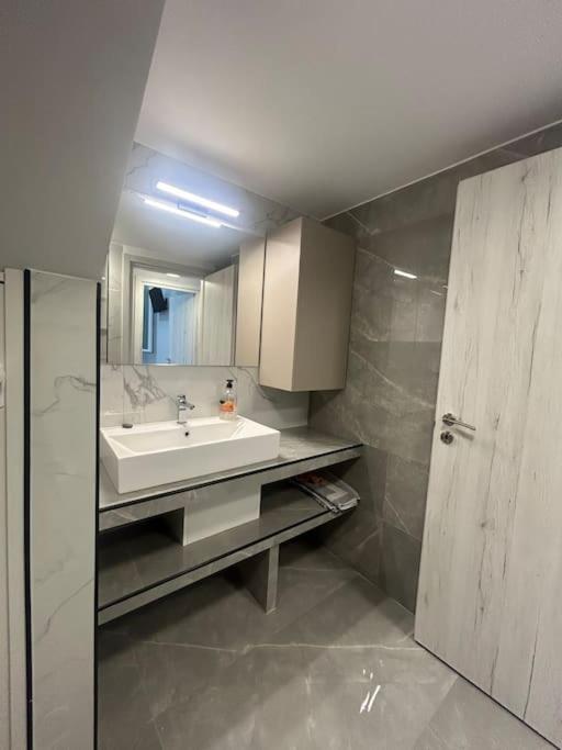 Luxury Apt 5Min To Metro Nikaia Пирей Экстерьер фото